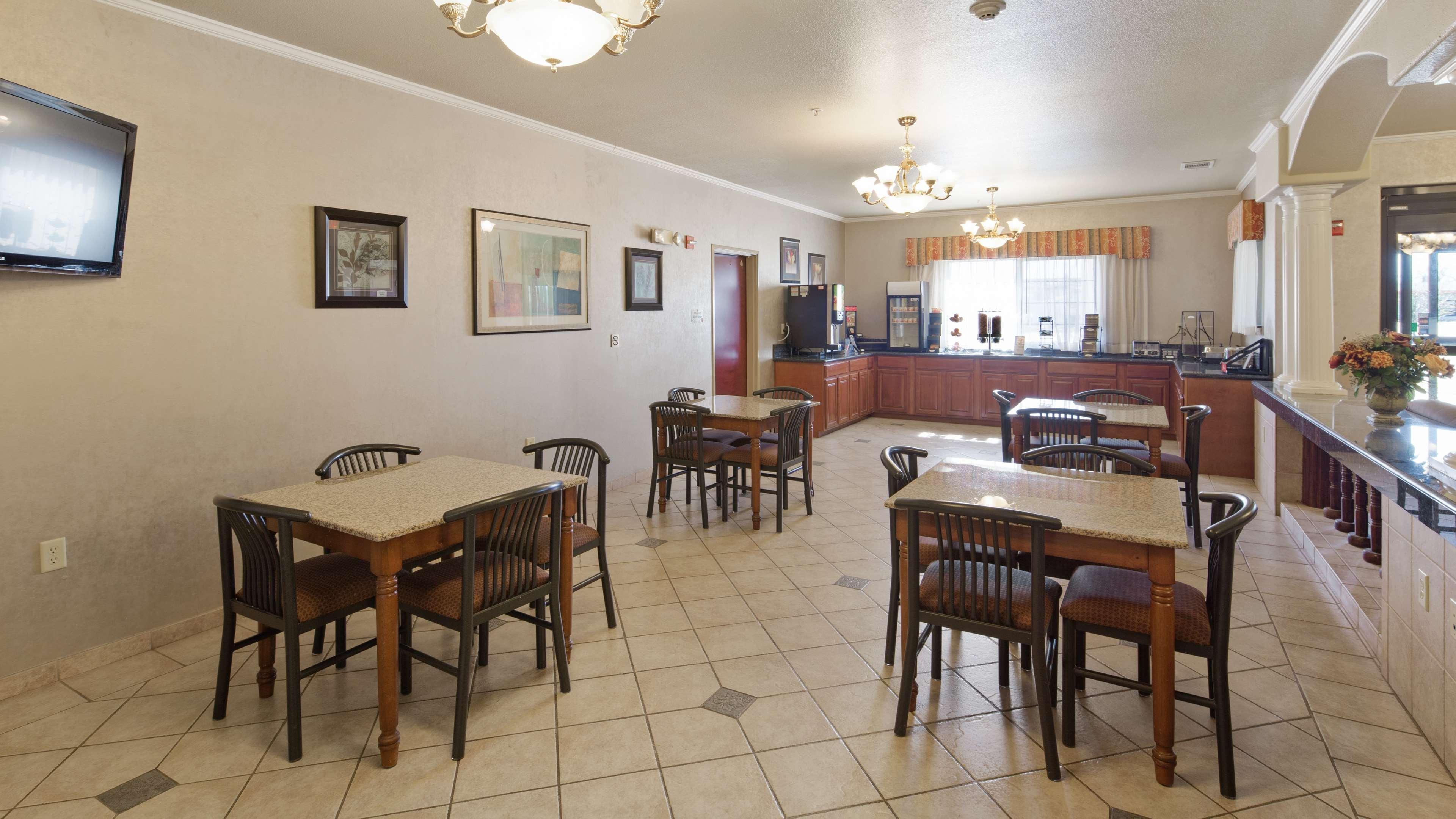 Best Western Plus Pratt Exterior foto