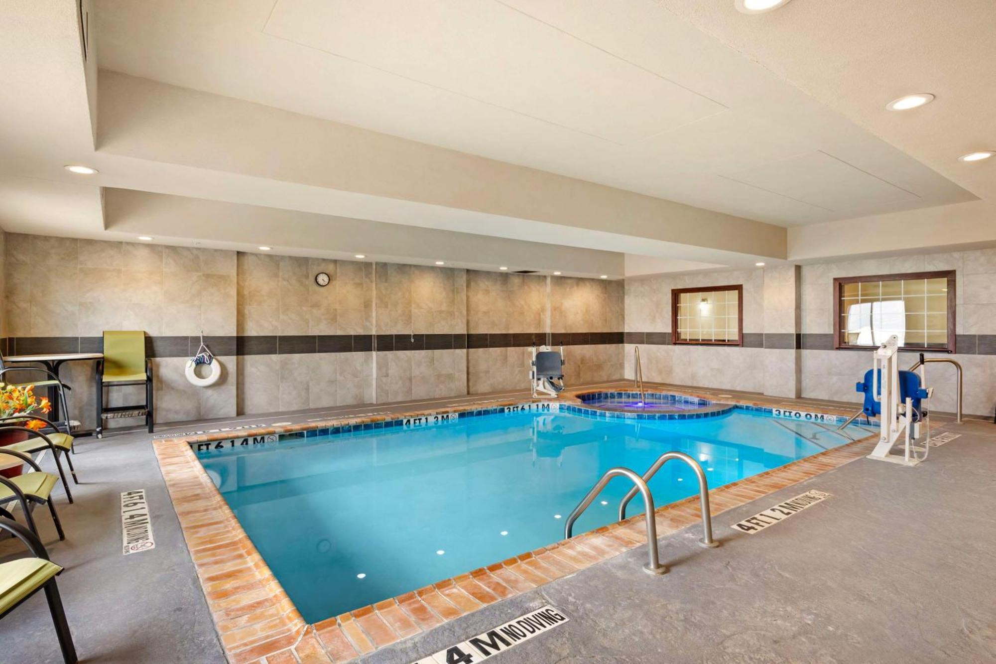 Best Western Plus Pratt Exterior foto